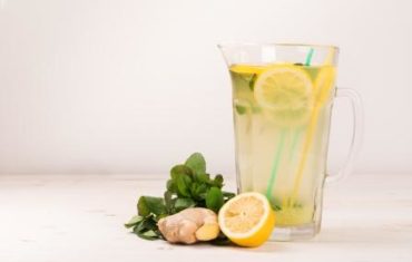 Citrónová VODA - voda s citrónom, zázvorom a mätou v ďžbáne - osviežujúci nápoj pre zdravie