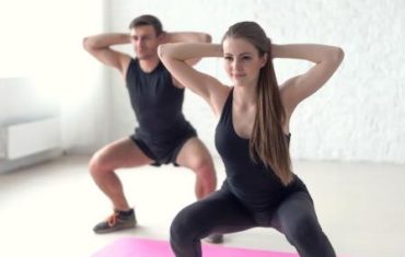 Fitness muž a žena cvičenie