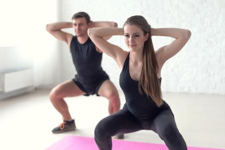 Fitness muž a žena cvičenie